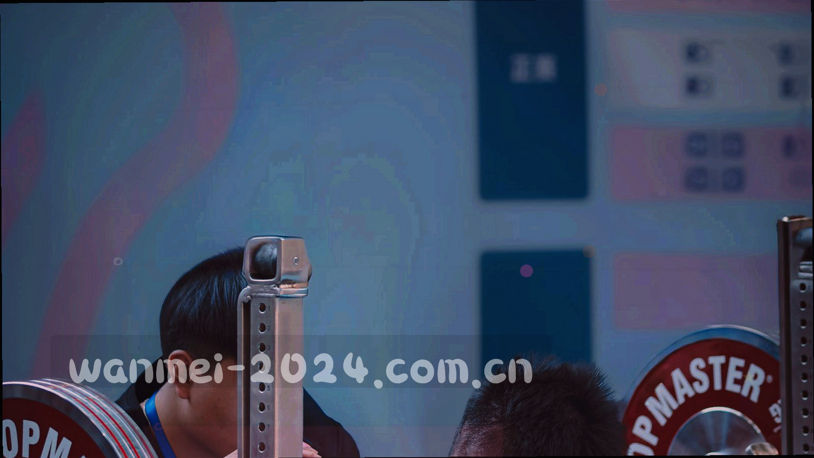 足球比赛现场气氛图